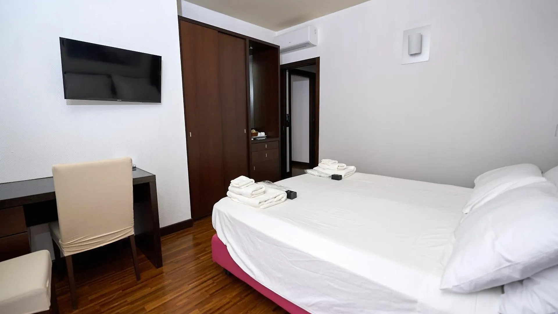 Gemini Rooms Roma 0*,